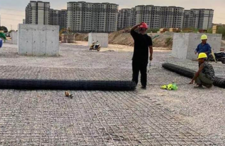 江州土工格栅铺设前地基要怎么处理？